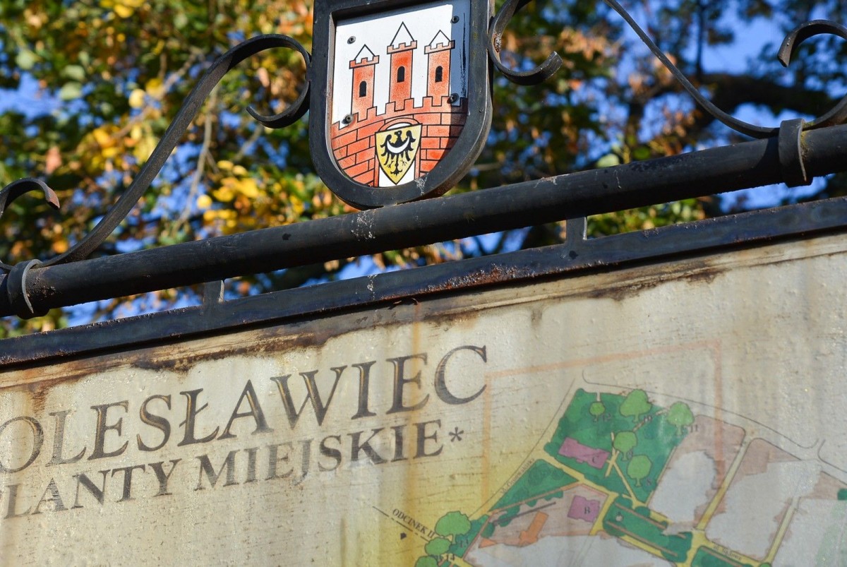 Tablica przy bolesławieckim sądzie