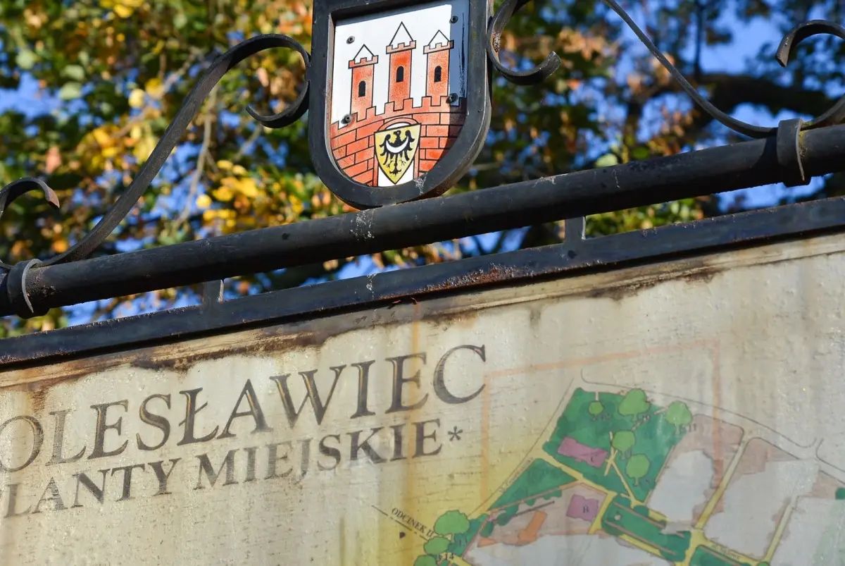 Tablica przy bolesławieckim sądzie