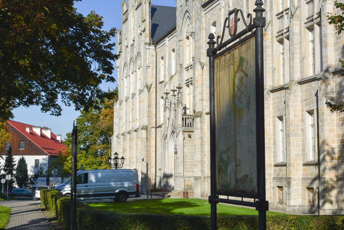 Tablica przy bolesławieckim sądzie