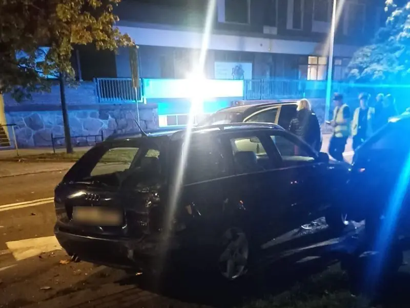 Kierująca z trzema promilami wjechała w zaparkowane auta