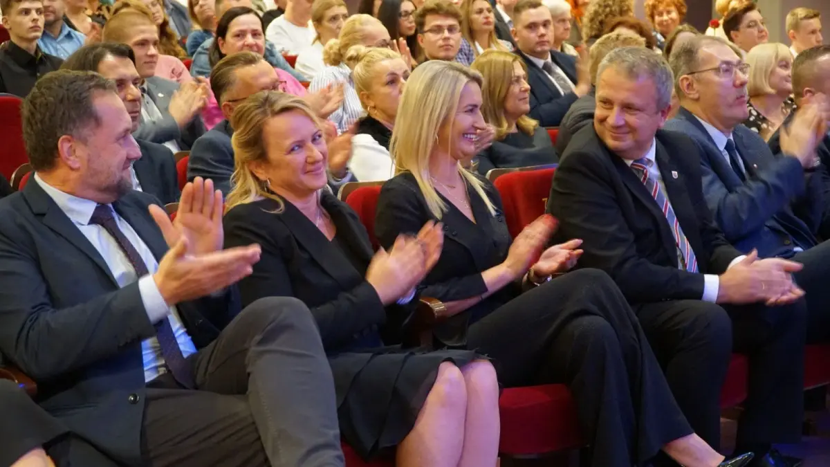 Starosta bolesławiecki Tomasz Gabrysiak nagrodził najzdolniejszych uczniów