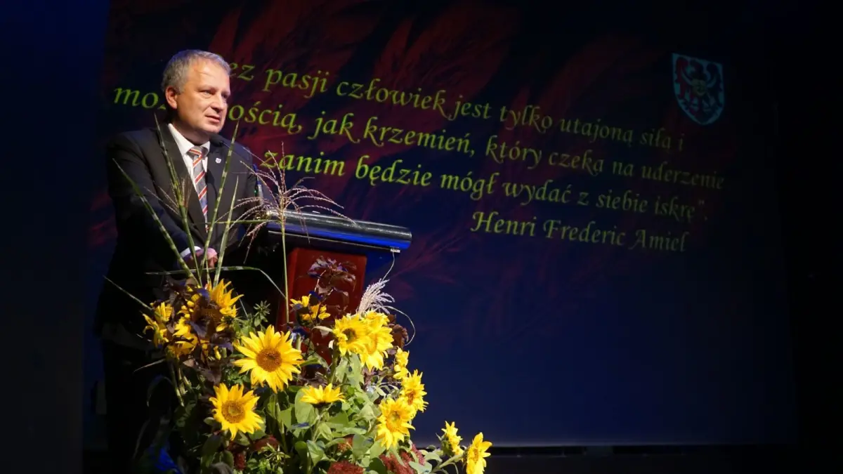 Starosta bolesławiecki Tomasz Gabrysiak nagrodził najzdolniejszych uczniów
