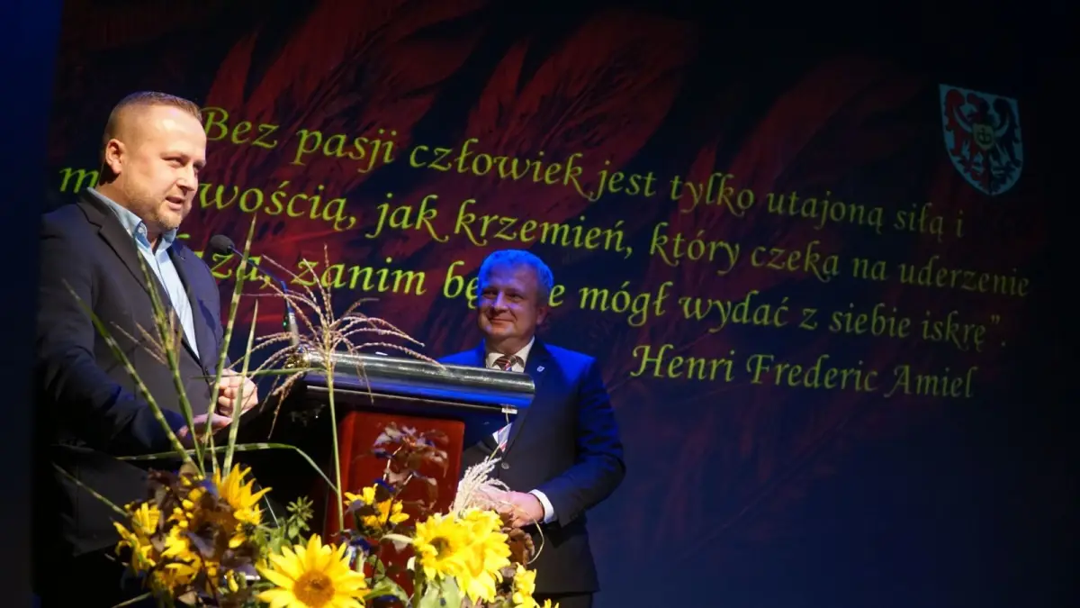 Starosta bolesławiecki Tomasz Gabrysiak nagrodził najzdolniejszych uczniów