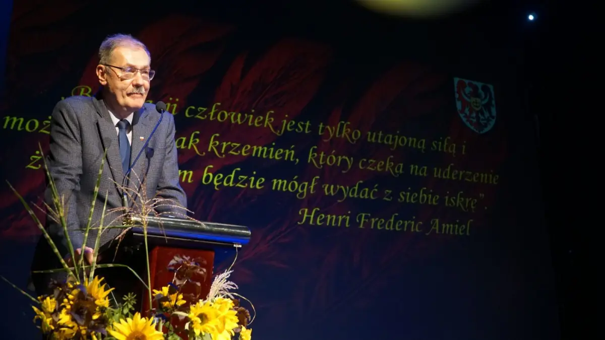 Starosta bolesławiecki Tomasz Gabrysiak nagrodził najzdolniejszych uczniów