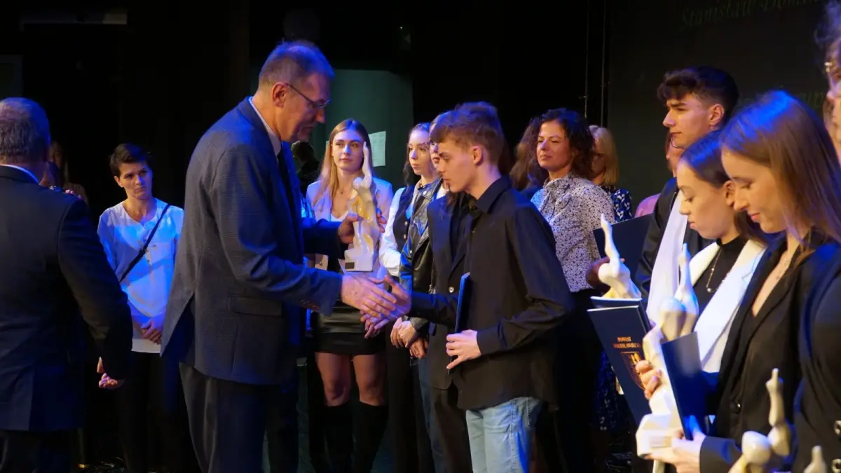 Starosta bolesławiecki Tomasz Gabrysiak nagrodził najzdolniejszych uczniów