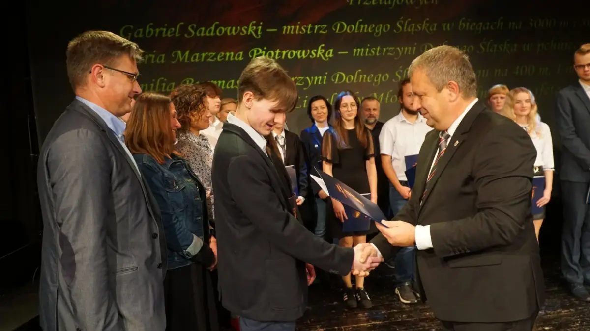 Starosta bolesławiecki Tomasz Gabrysiak nagrodził najzdolniejszych uczniów