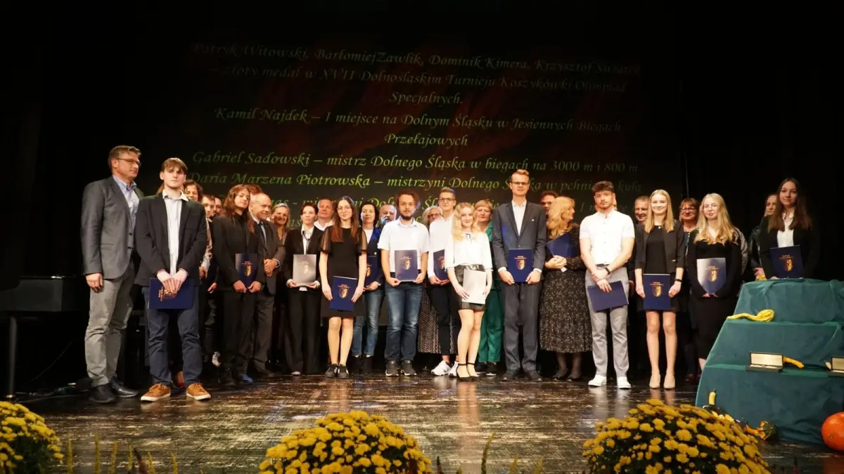 Starosta bolesławiecki Tomasz Gabrysiak nagrodził najzdolniejszych uczniów