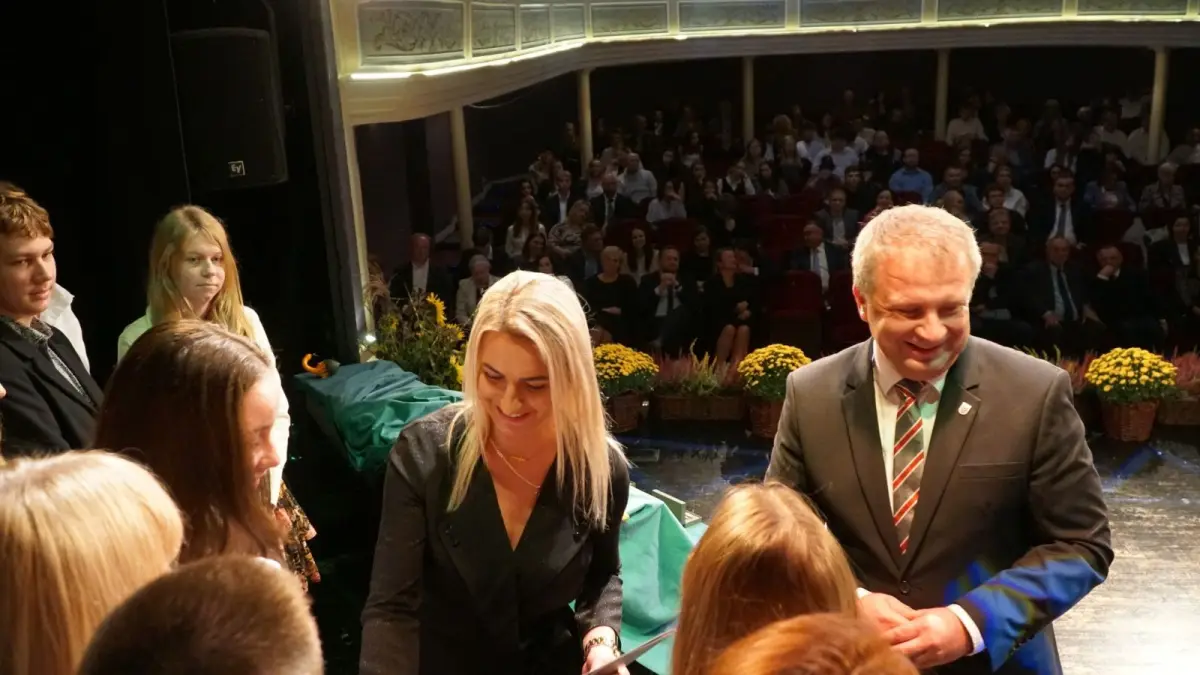 Starosta bolesławiecki Tomasz Gabrysiak nagrodził najzdolniejszych uczniów
