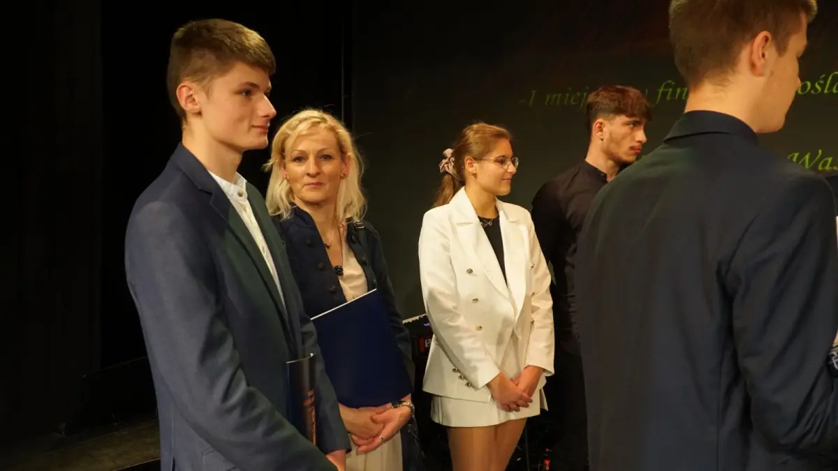 Starosta bolesławiecki Tomasz Gabrysiak nagrodził najzdolniejszych uczniów