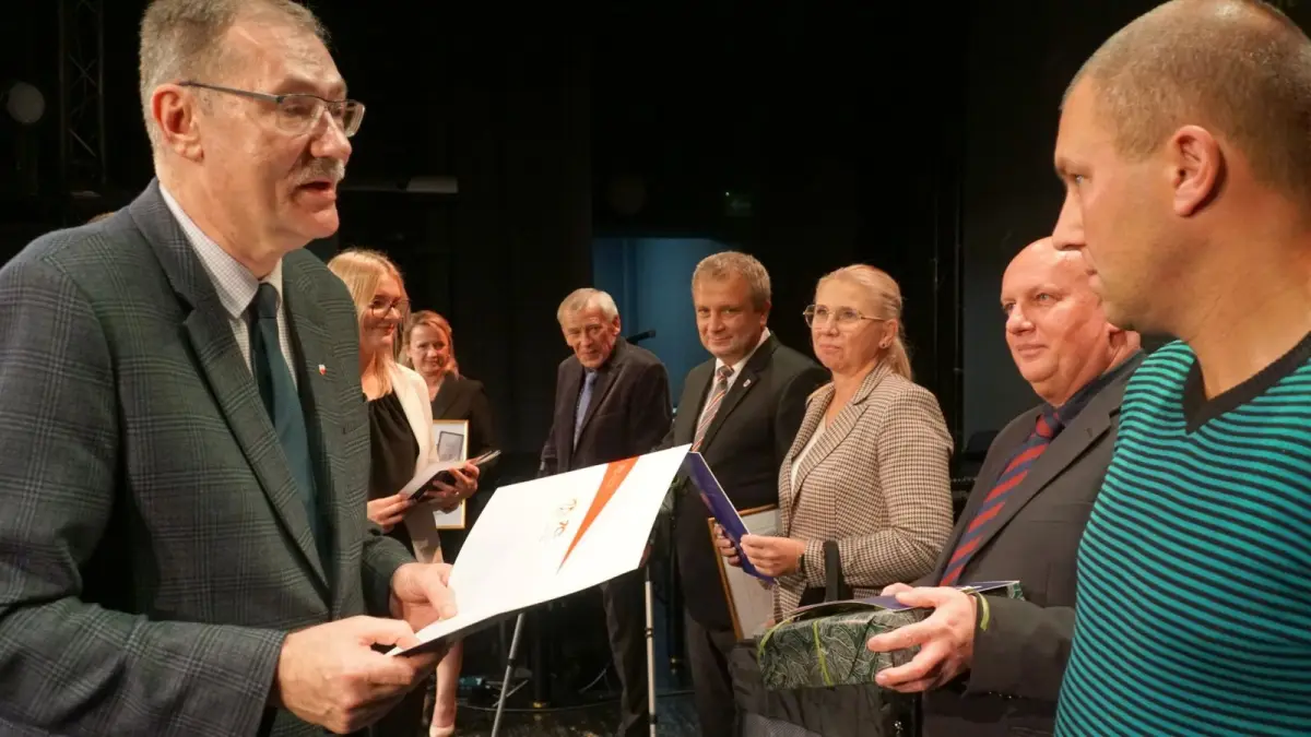 Starosta bolesławiecki Tomasz Gabrysiak nagrodził najzdolniejszych uczniów