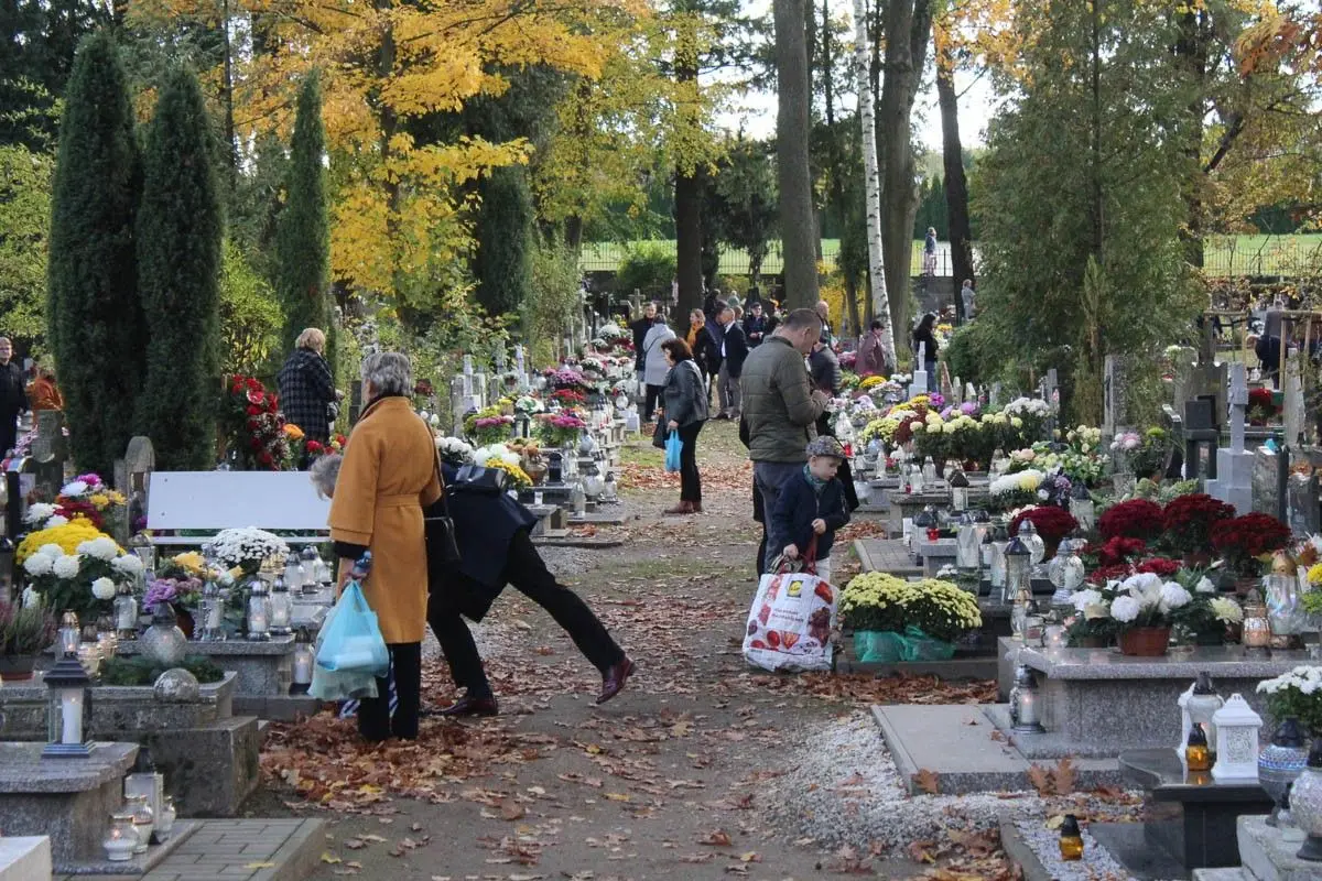 Wszystkich Świętych na cmentarzu w Bolesławcu – fotorelacja
