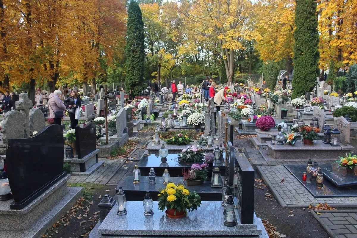 Wszystkich Świętych na cmentarzu w Bolesławcu – fotorelacja