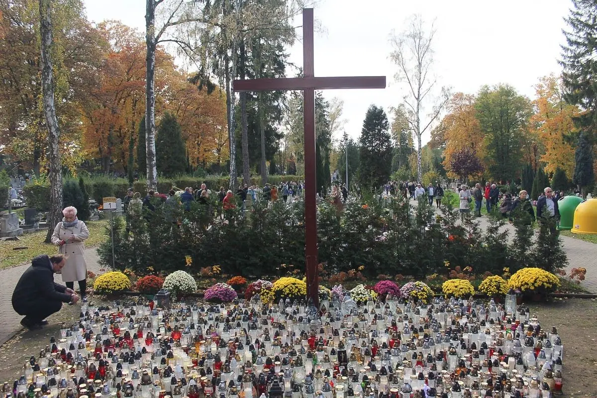 Wszystkich Świętych na cmentarzu w Bolesławcu – fotorelacja