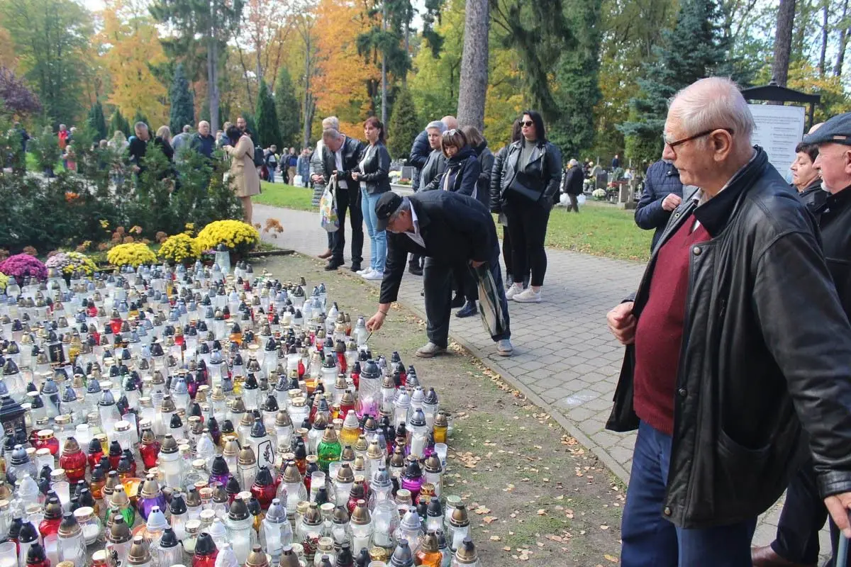 Wszystkich Świętych na cmentarzu w Bolesławcu – fotorelacja