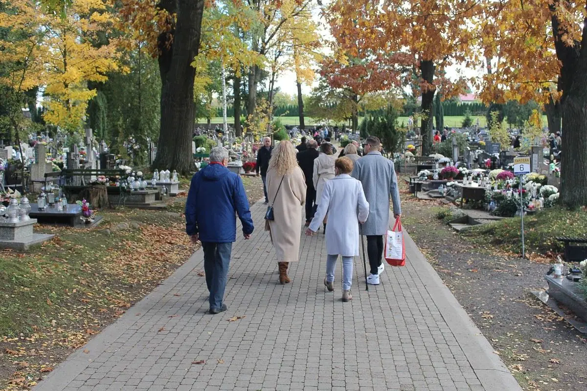 Wszystkich Świętych na cmentarzu w Bolesławcu – fotorelacja