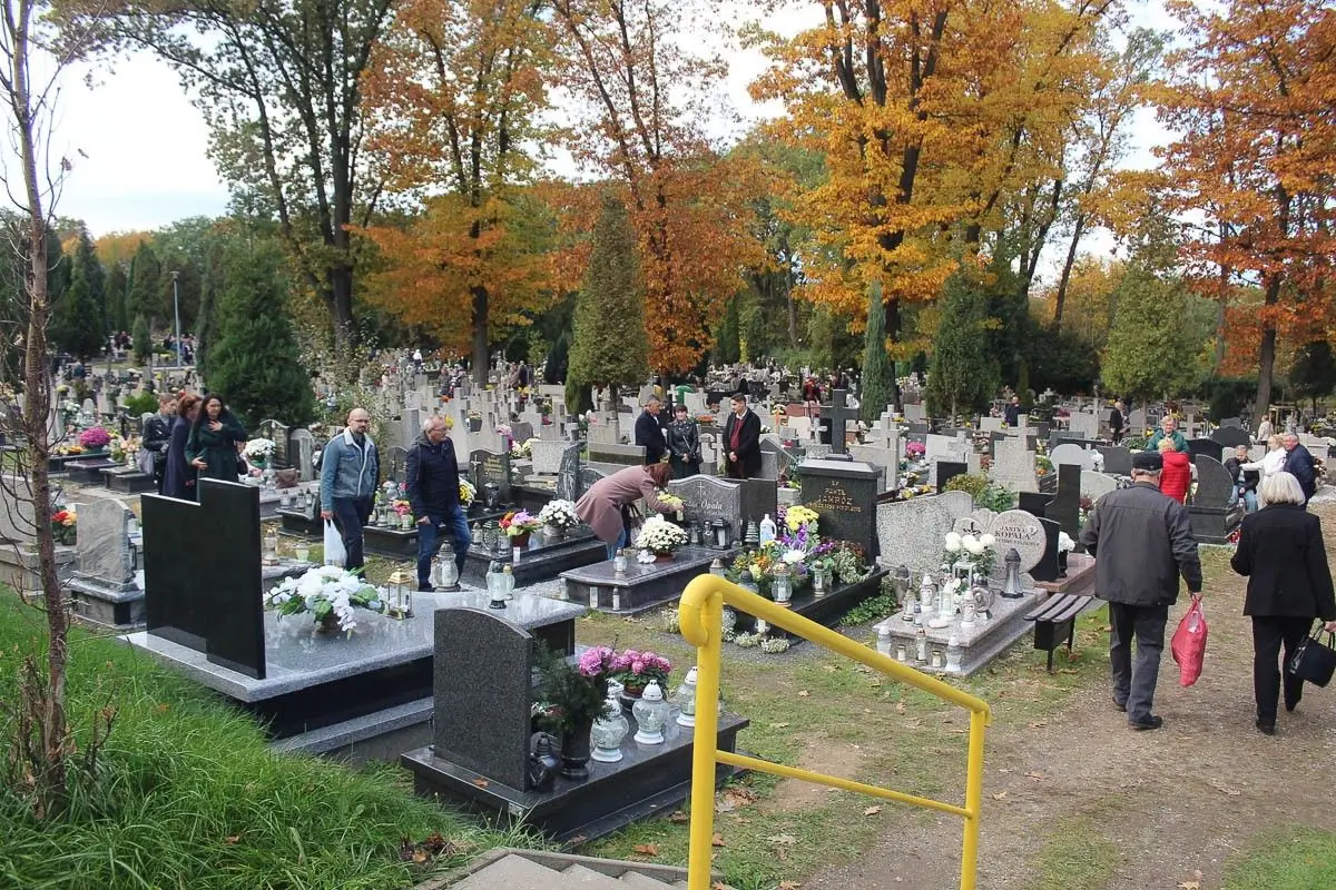 Wszystkich Świętych na cmentarzu w Bolesławcu – fotorelacja