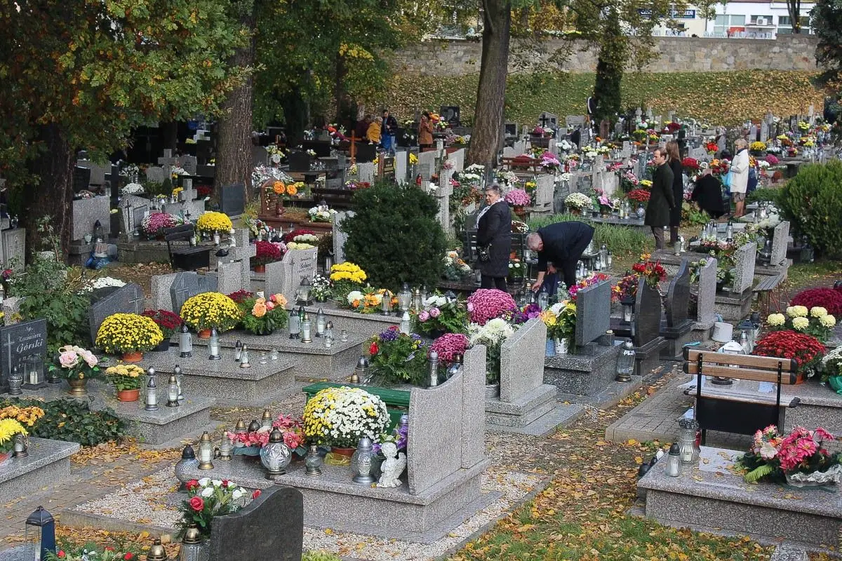 Wszystkich Świętych na cmentarzu w Bolesławcu – fotorelacja