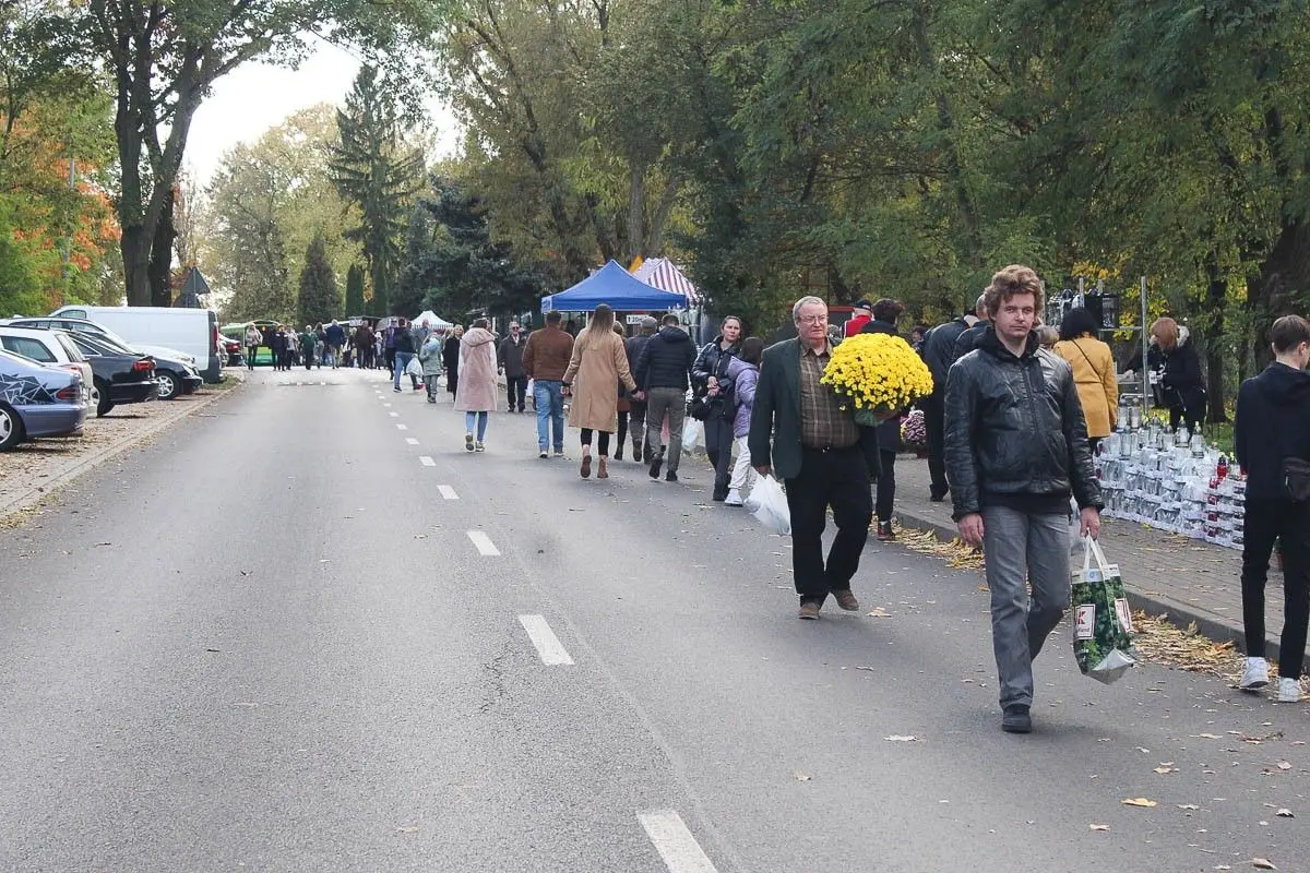 Wszystkich Świętych na cmentarzu w Bolesławcu – fotorelacja