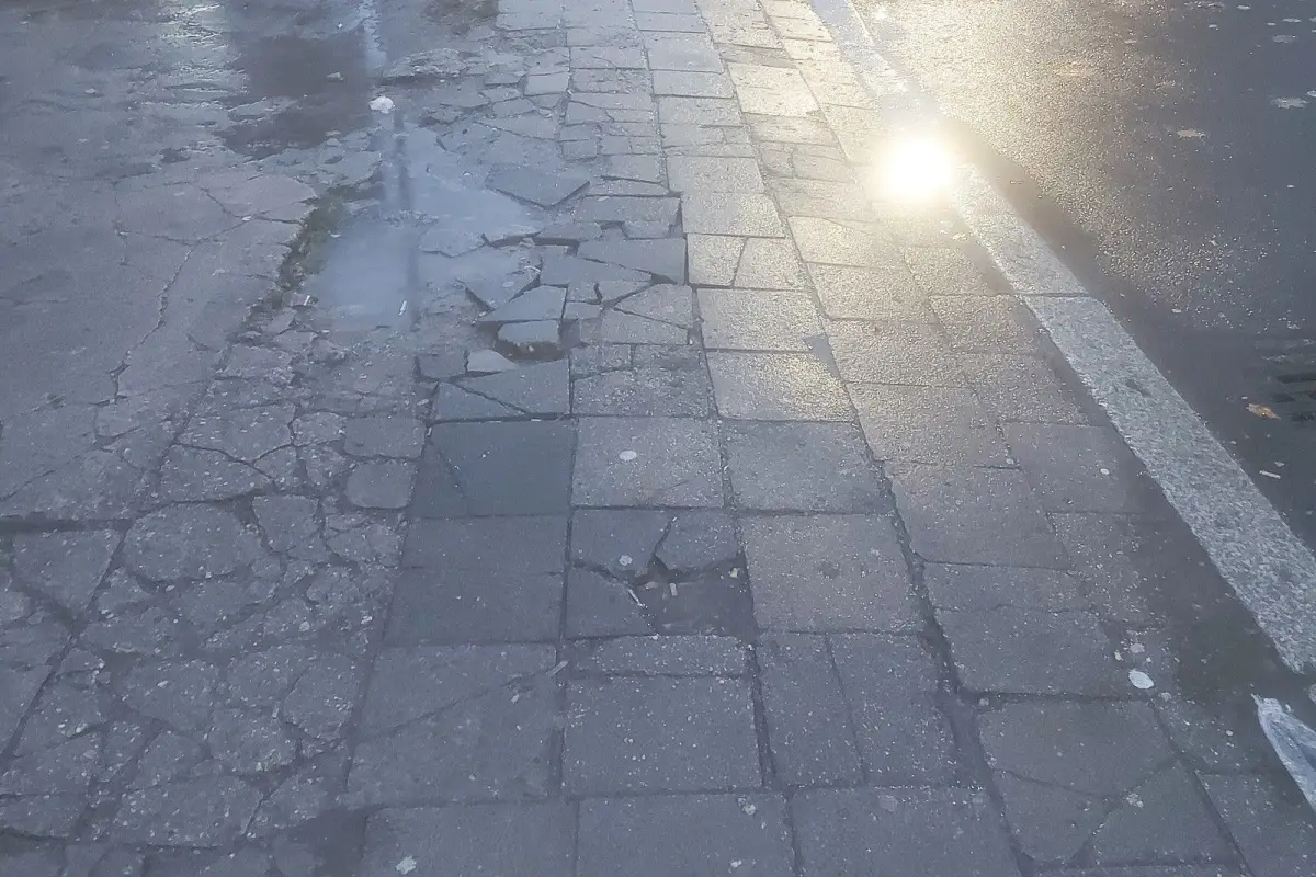 Chodnik przy ulicy Górne Młyny w Bolesławcu