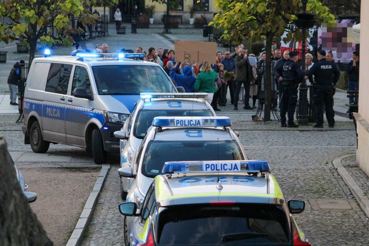 Organizatorzy Marszu Równości w Bolesławcu na zgromadzeniu świętoszków