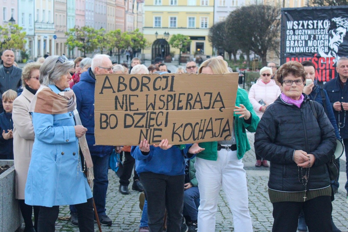 Organizatorzy Marszu Równości w Bolesławcu na zgromadzeniu świętoszków