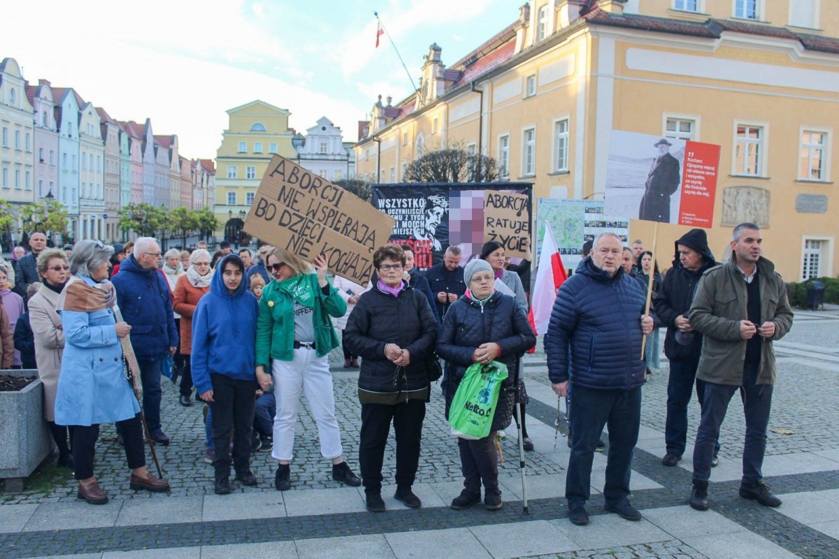 Organizatorzy Marszu Równości w Bolesławcu na zgromadzeniu świętoszków