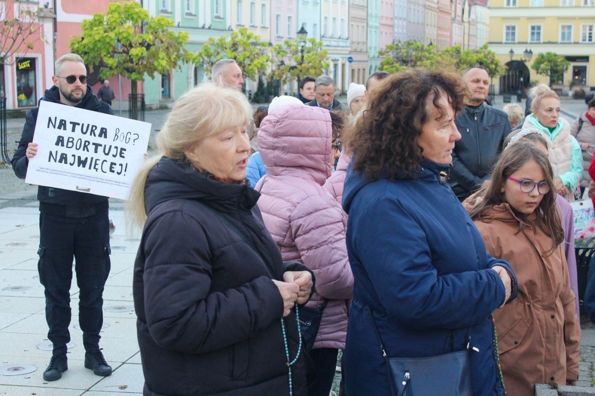 Organizatorzy Marszu Równości w Bolesławcu na zgromadzeniu świętoszków