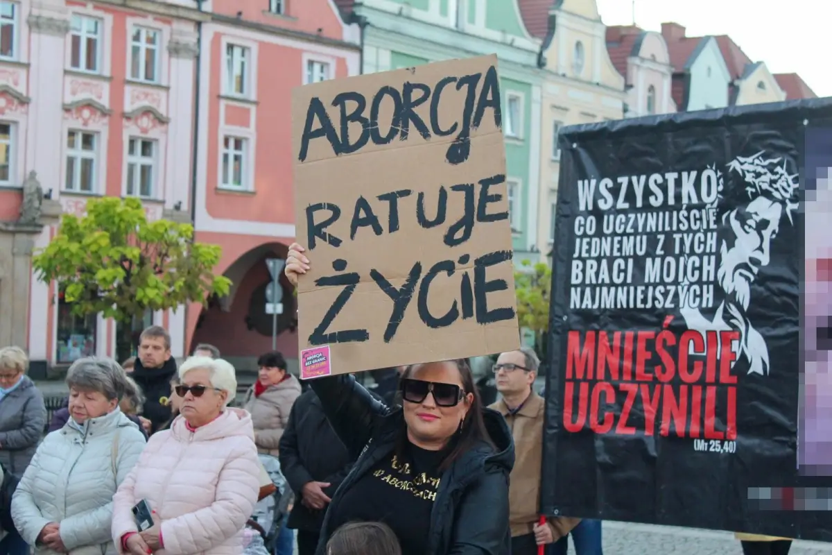 Organizatorzy Marszu Równości w Bolesławcu na zgromadzeniu świętoszków