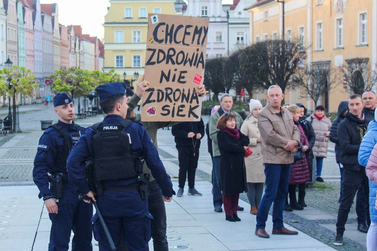 Organizatorzy Marszu Równości w Bolesławcu na zgromadzeniu świętoszków