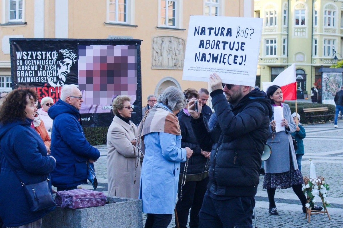 Organizatorzy Marszu Równości w Bolesławcu na zgromadzeniu świętoszków