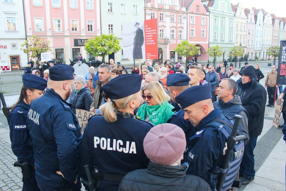 Organizatorzy Marszu Równości w Bolesławcu na zgromadzeniu świętoszków
