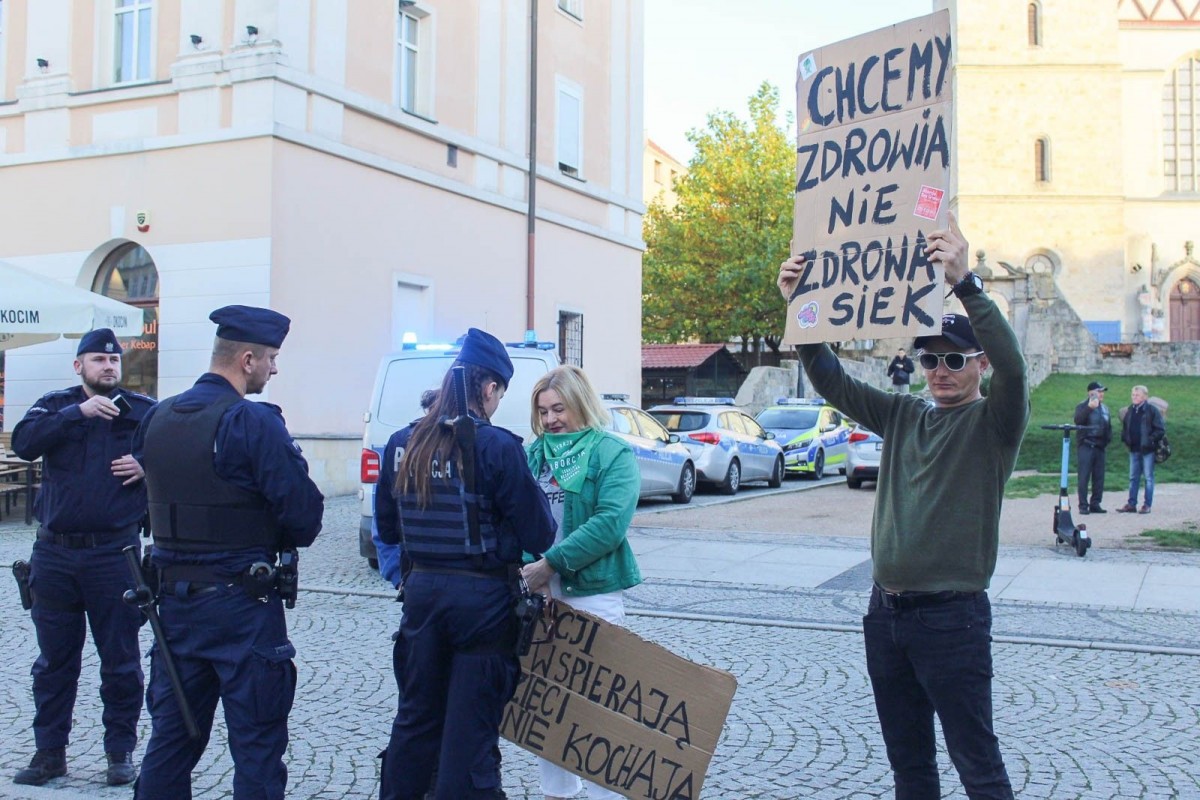 Organizatorzy Marszu Równości w Bolesławcu na zgromadzeniu świętoszków