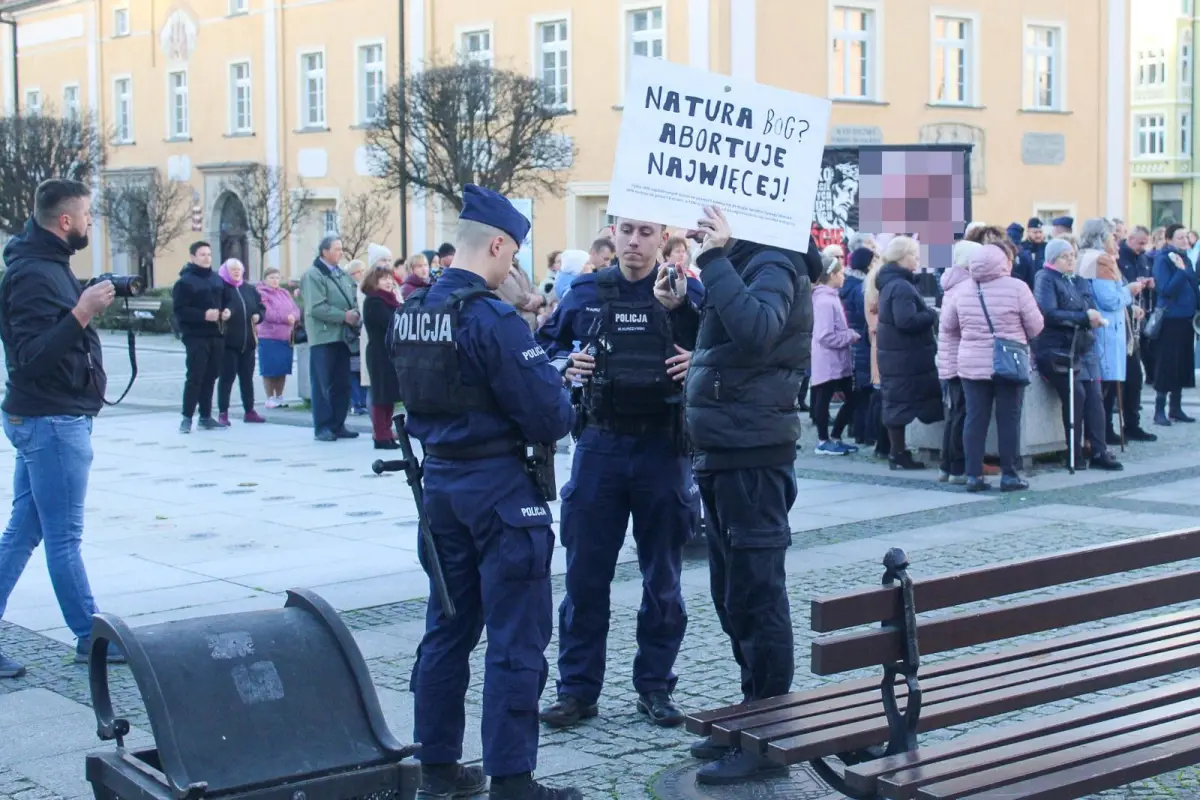 Organizatorzy Marszu Równości w Bolesławcu na zgromadzeniu świętoszków