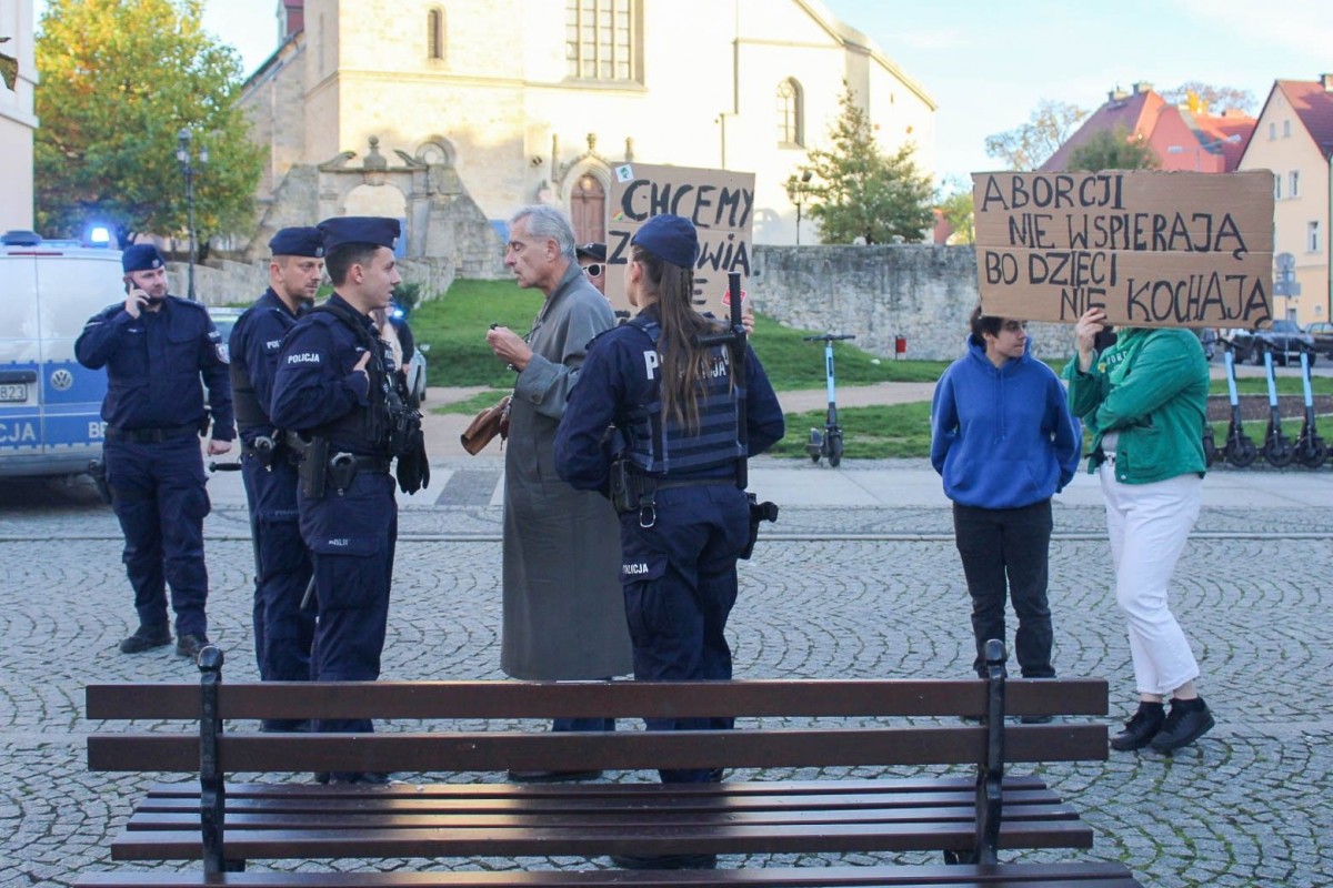Organizatorzy Marszu Równości w Bolesławcu na zgromadzeniu świętoszków