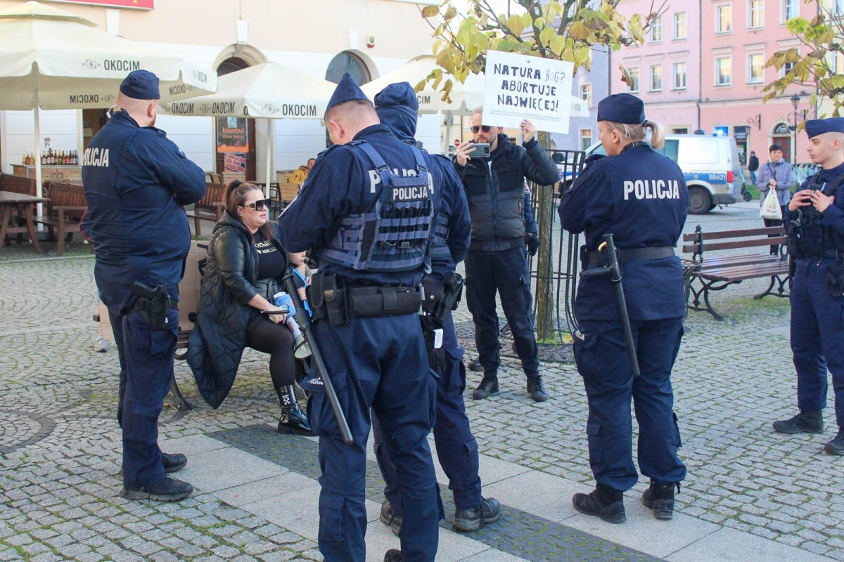 Organizatorzy Marszu Równości w Bolesławcu na zgromadzeniu świętoszków