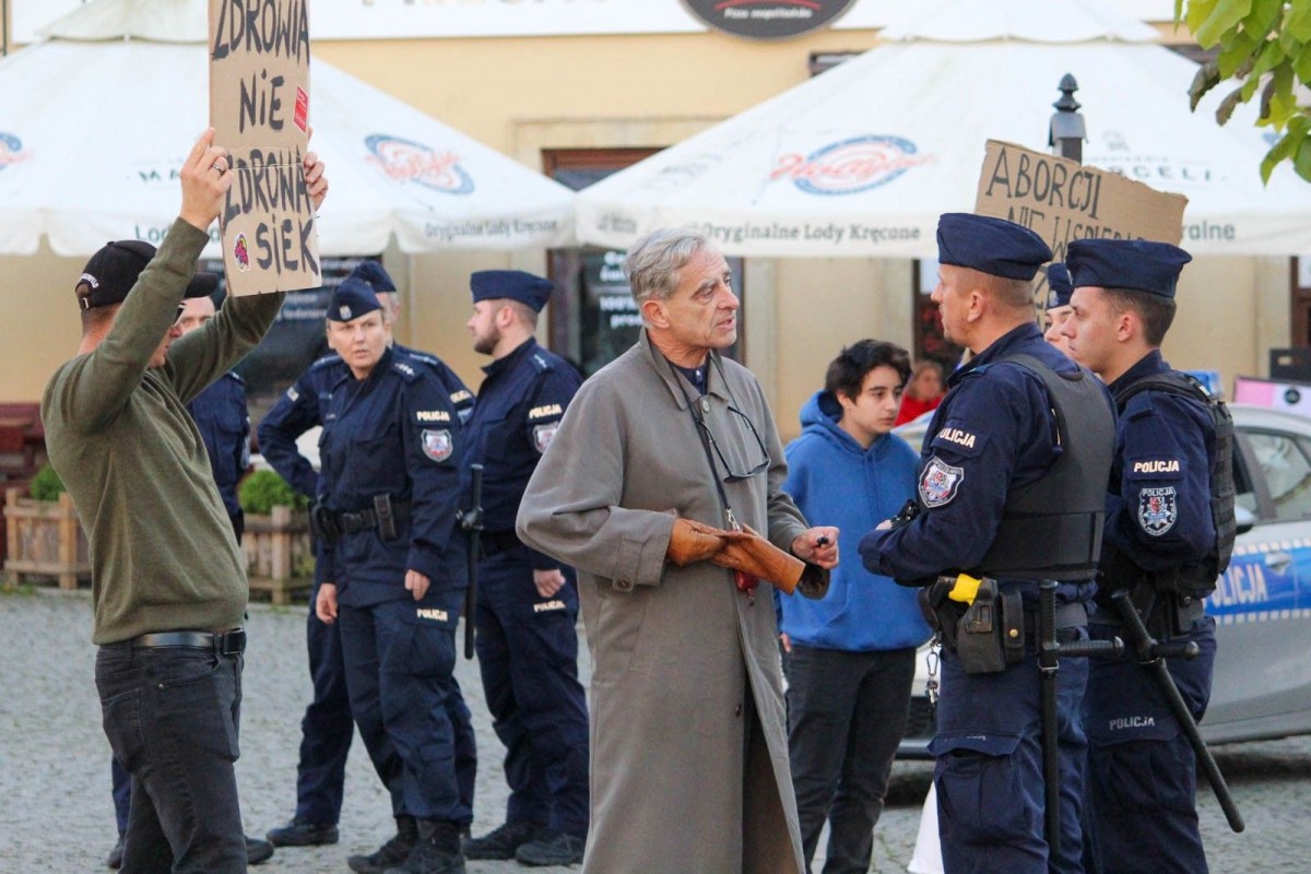 Organizatorzy Marszu Równości w Bolesławcu na zgromadzeniu świętoszków