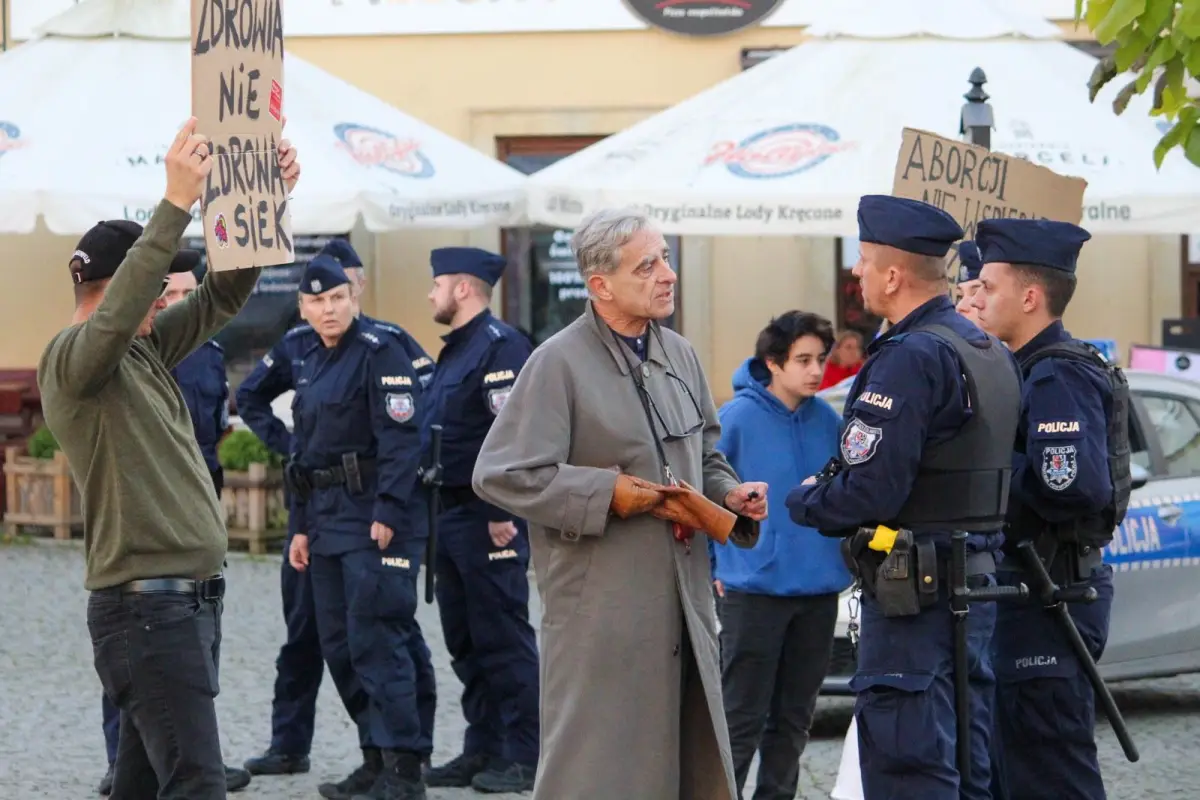 Organizatorzy Marszu Równości w Bolesławcu na zgromadzeniu świętoszków