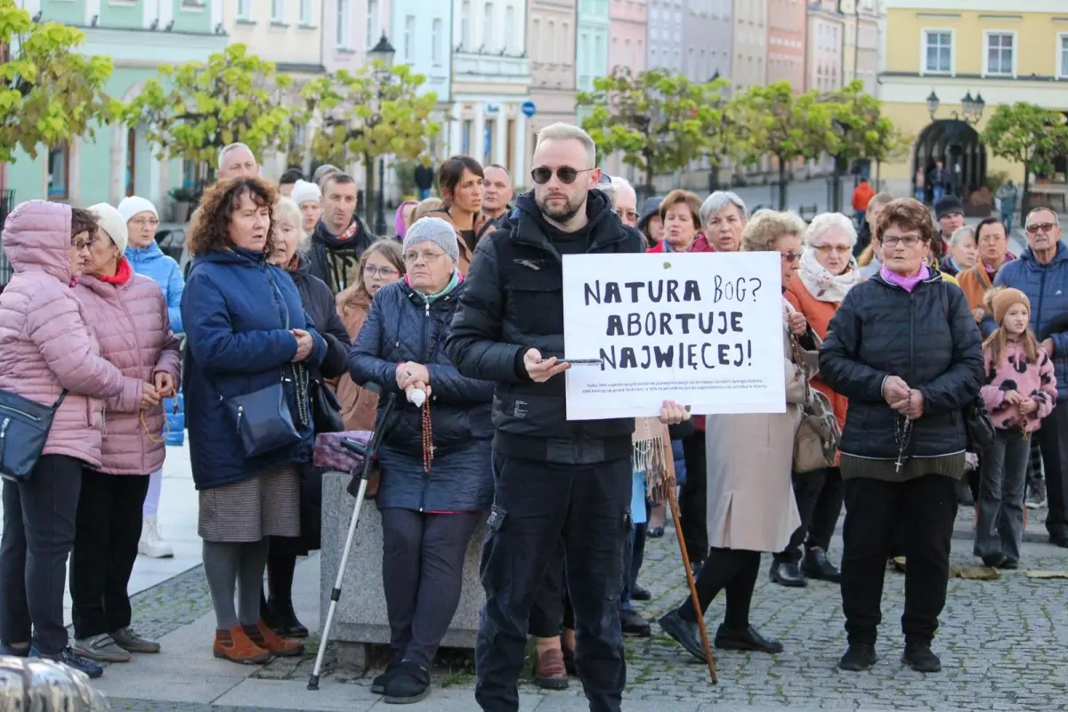 Organizatorzy Marszu Równości w Bolesławcu na zgromadzeniu świętoszków