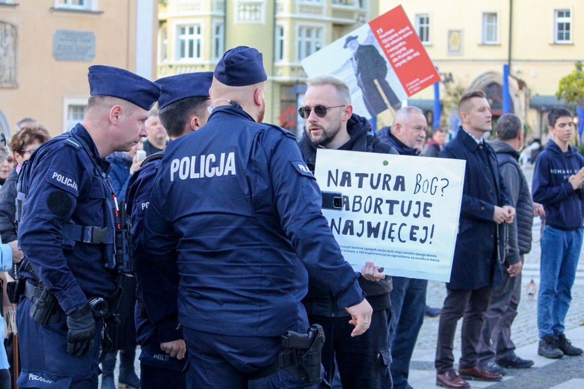 Organizatorzy Marszu Równości w Bolesławcu na zgromadzeniu świętoszków