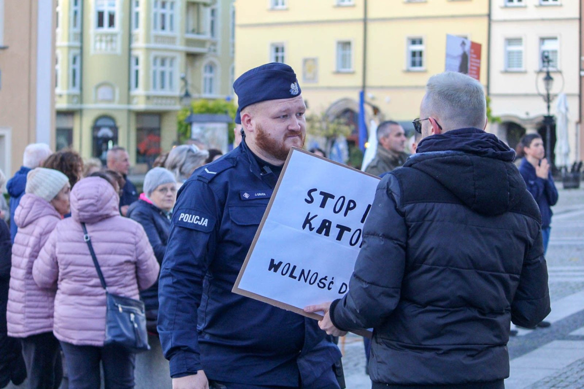 Organizatorzy Marszu Równości w Bolesławcu na zgromadzeniu świętoszków