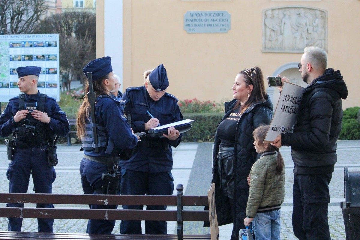 Organizatorzy Marszu Równości w Bolesławcu na zgromadzeniu świętoszków