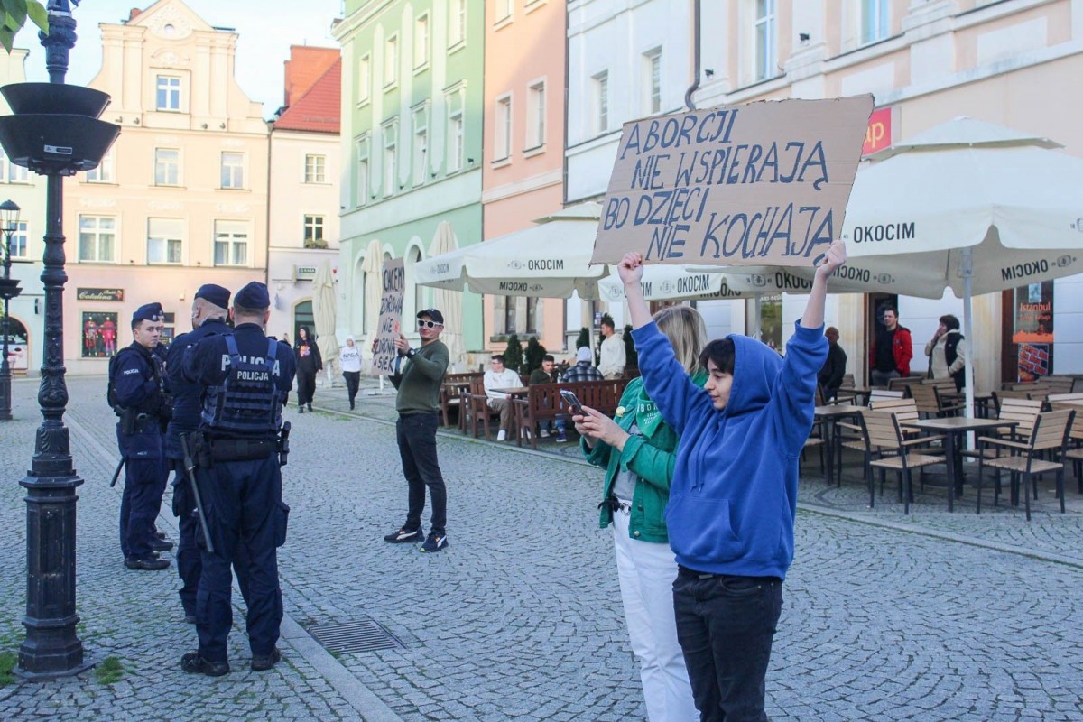Organizatorzy Marszu Równości w Bolesławcu na zgromadzeniu świętoszków