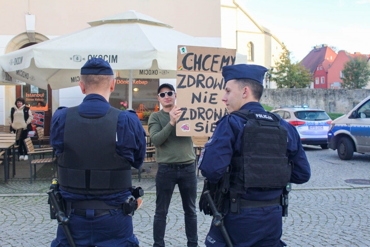 Organizatorzy Marszu Równości w Bolesławcu na zgromadzeniu świętoszków