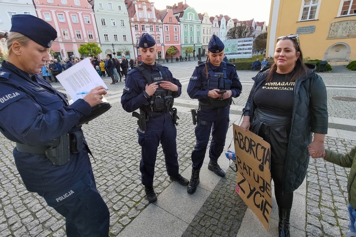 Organizatorzy Marszu Równości w Bolesławcu na zgromadzeniu świętoszków