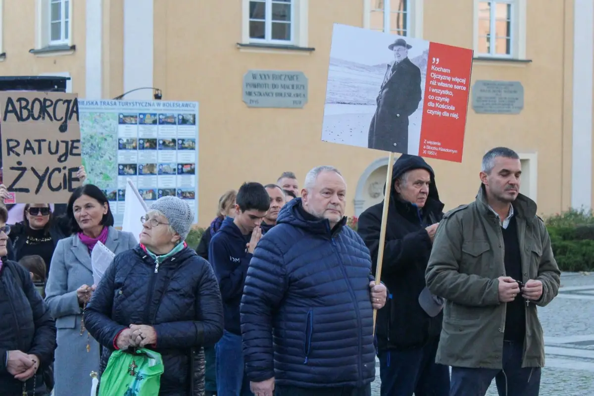 Uczestnicy zgromadzenia różańcowego