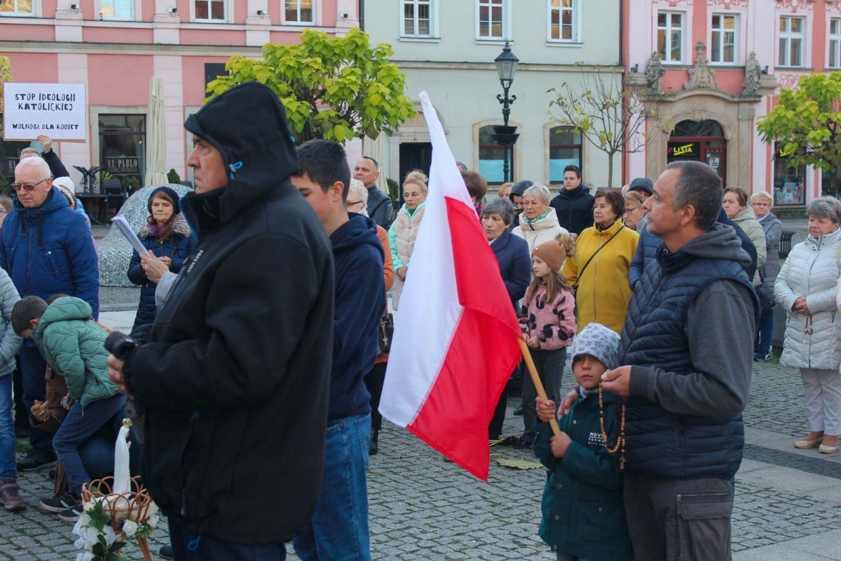 Uczestnicy zgromadzenia różańcowego