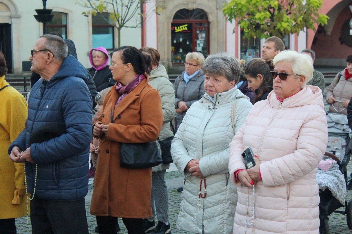 Uczestnicy zgromadzenia różańcowego