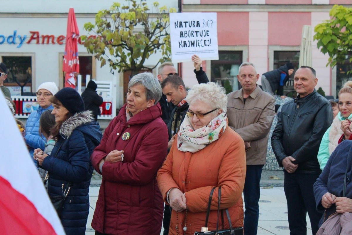 Uczestnicy zgromadzenia różańcowego