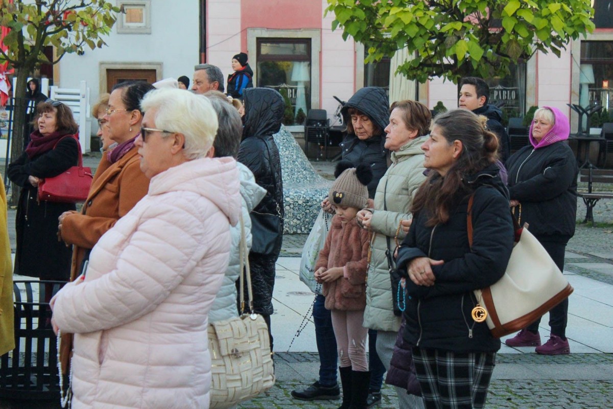 Uczestnicy zgromadzenia różańcowego
