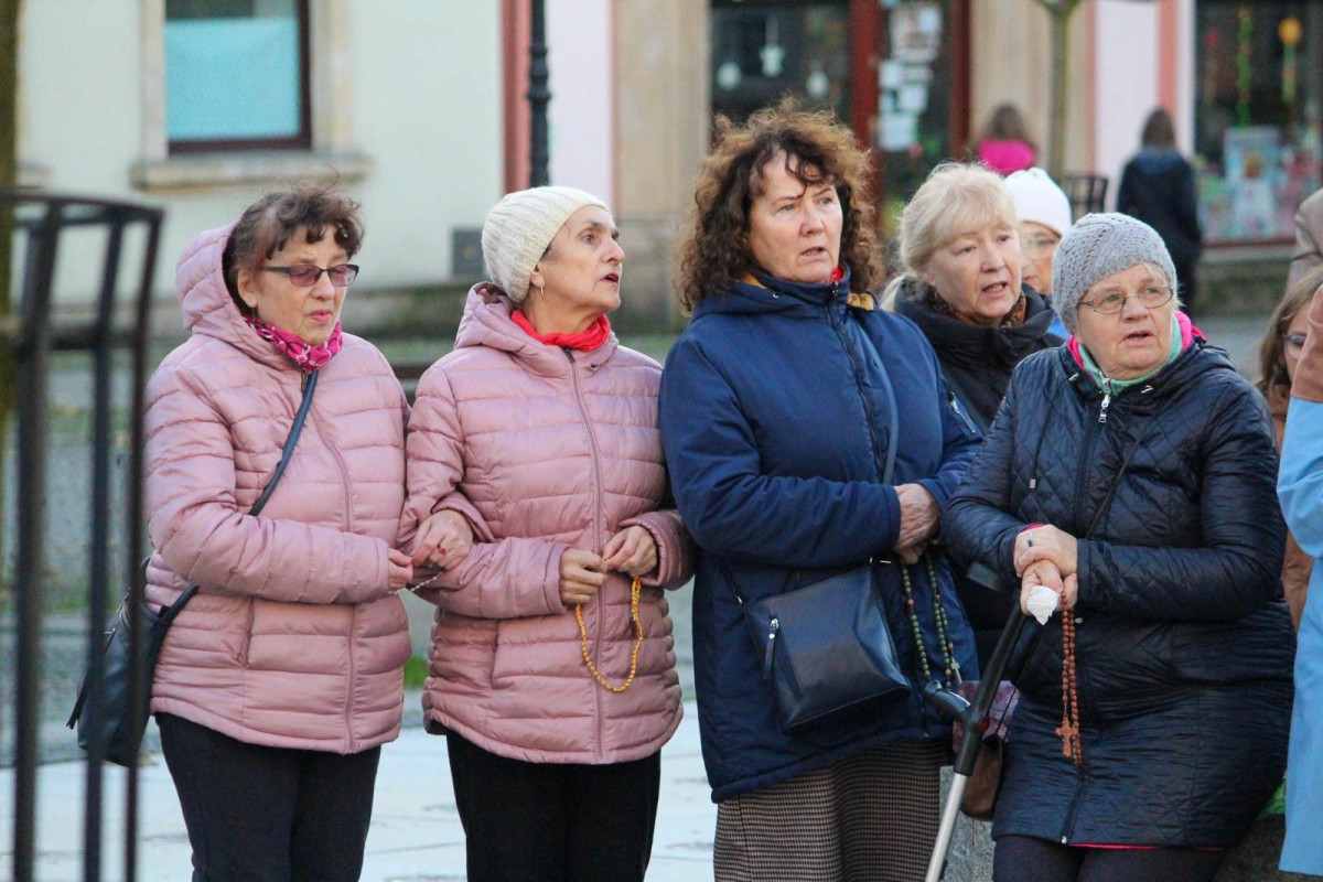 Uczestnicy zgromadzenia różańcowego